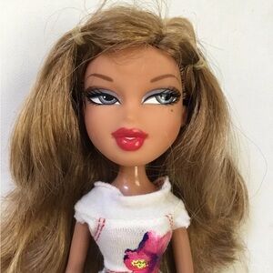 BRATZ Feelin' Pretty Yasmin Doll With Outfit
